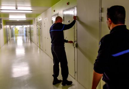 L'opération "zéro portable" dans les prisons suscite des critiques sur la sécurité pénitentiaire en France