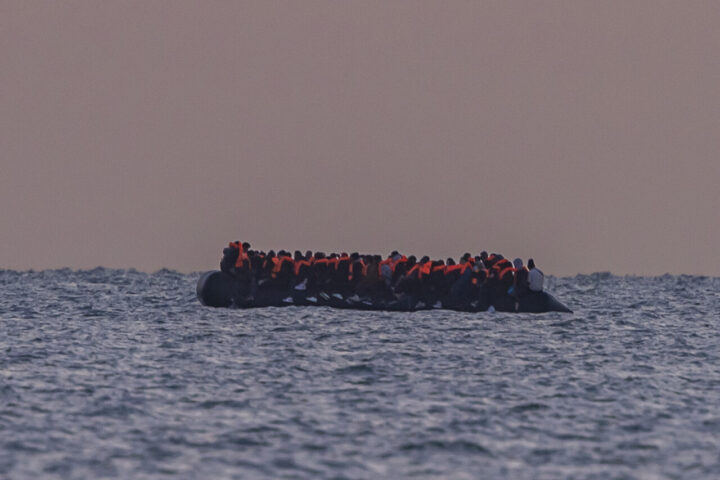 L'union européenne durcit sa politique migratoire avec l'envoi de migrants hors de ses frontières