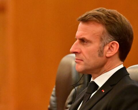 Macron dénonce Facebook pour avoir permis la propagation d'une fake news de coup d'État