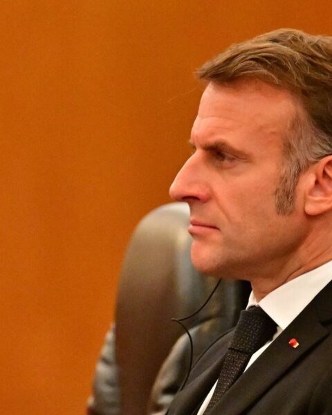 Macron dénonce Facebook pour avoir permis la propagation d'une fake news de coup d'État