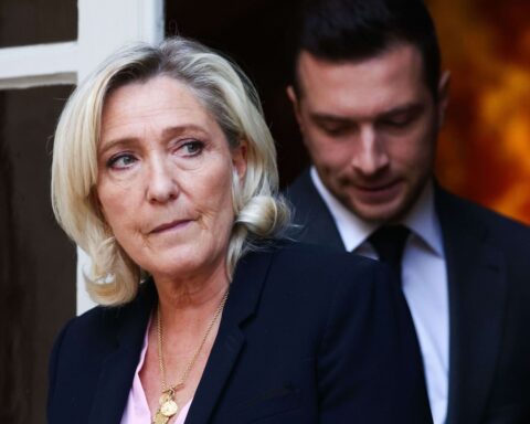 Marine Le Pen défend Jordan Bardella face aux critiques sur son inexpérience et sa jeunesse