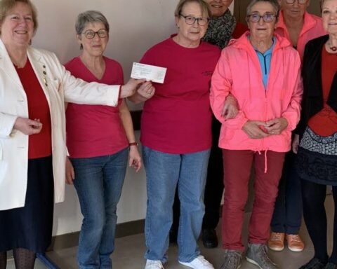 Morez. Le Lions club fait un don de 1 000 euros à l'association Les sirènes de Bellecin pour des femmes touchées par le cancer du sein