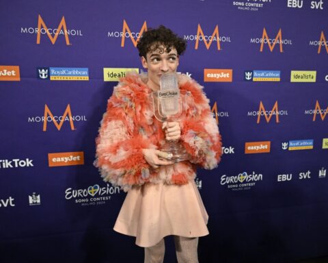Nemo, vainqueur de l'Eurovision 2024, rend son trophée en réaction à la participation d'Israël