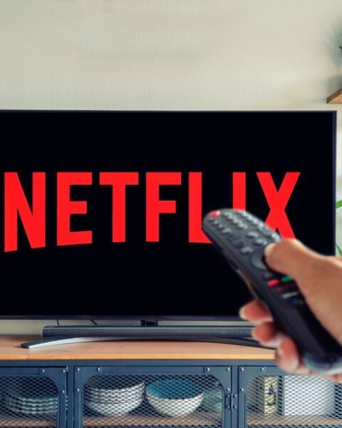 Netflix acquiert Warner Bros pour 83 milliards de dollars.