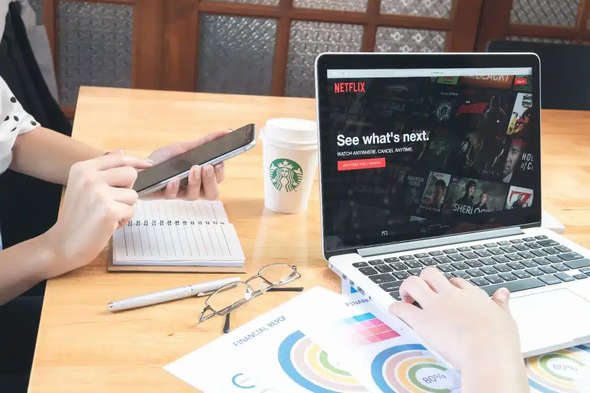 Netflix au travail : les conséquences réelles en cas de surprise de votre employeur.