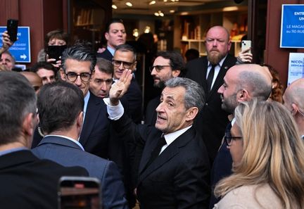 Nicolas Sarkozy retrouve ses sympathisants à Paris pour la dédicace de son "Journal d'un prisonnier"