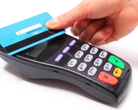 Payer ses courses par carte bancaire : une habitude banale qui peut vous coûter plus cher que prévu.