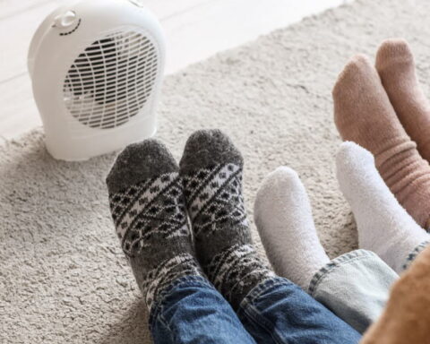 Pourquoi les femmes ressentent-elles plus de froid aux pieds en hiver ?