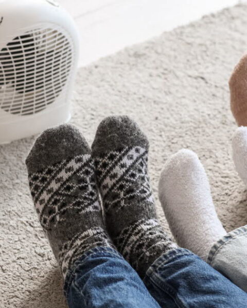 Pourquoi les femmes ressentent-elles plus de froid aux pieds en hiver ?