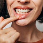 Prendre soin de sa santé bucco-dentaire pour réduire le risque de maladies cardiovasculaires selon l’AHA