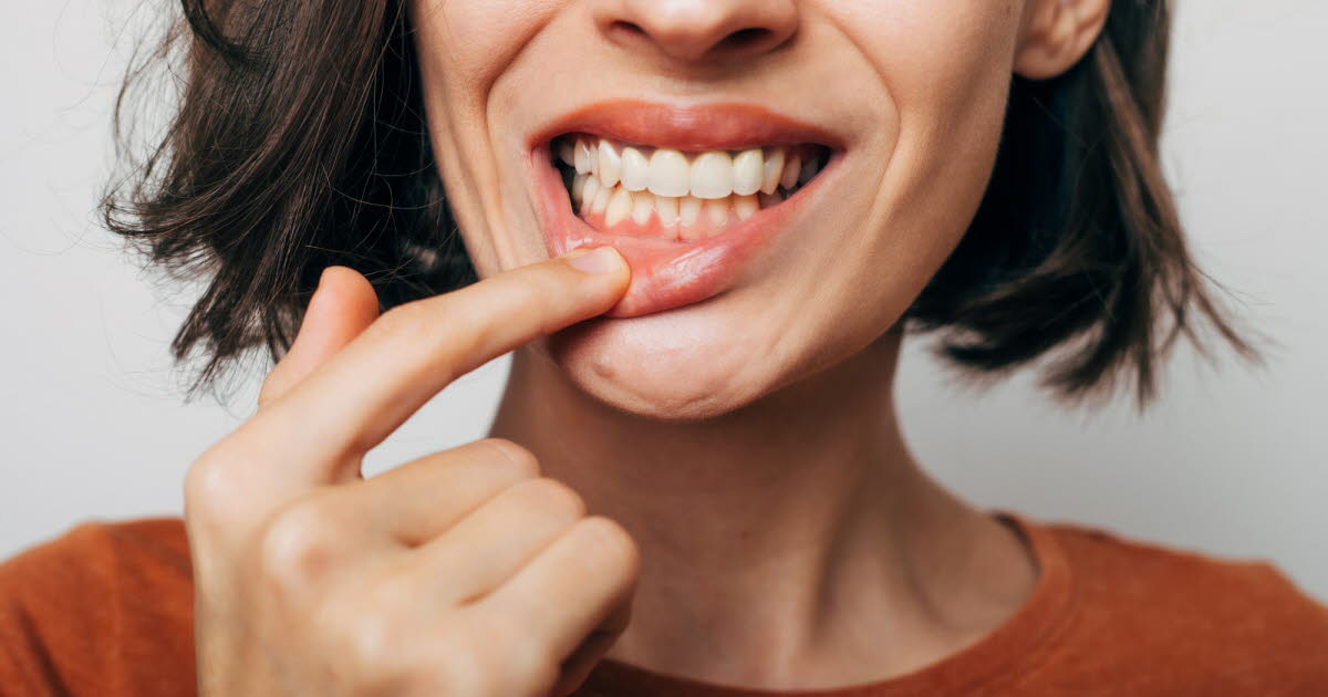 Prendre soin de sa santé bucco-dentaire pour réduire le risque de maladies cardiovasculaires selon l’AHA