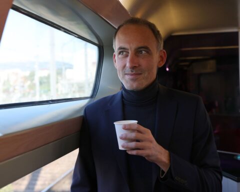 Raphaël Glucksmann réaffirme son engagement contre l'extrême droite et répond aux critiques