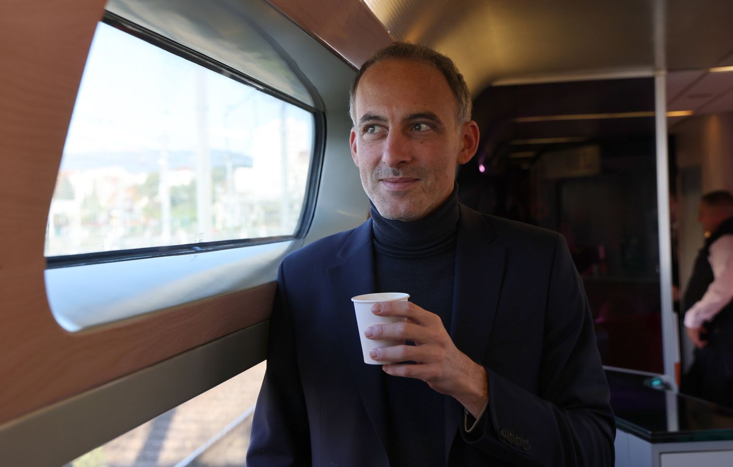 Raphaël Glucksmann réaffirme son engagement contre l'extrême droite et répond aux critiques