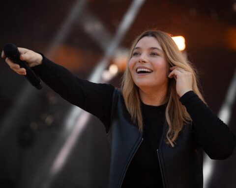 Santa, marraine du Téléthon 2025, fait un don record de 99 999 euros