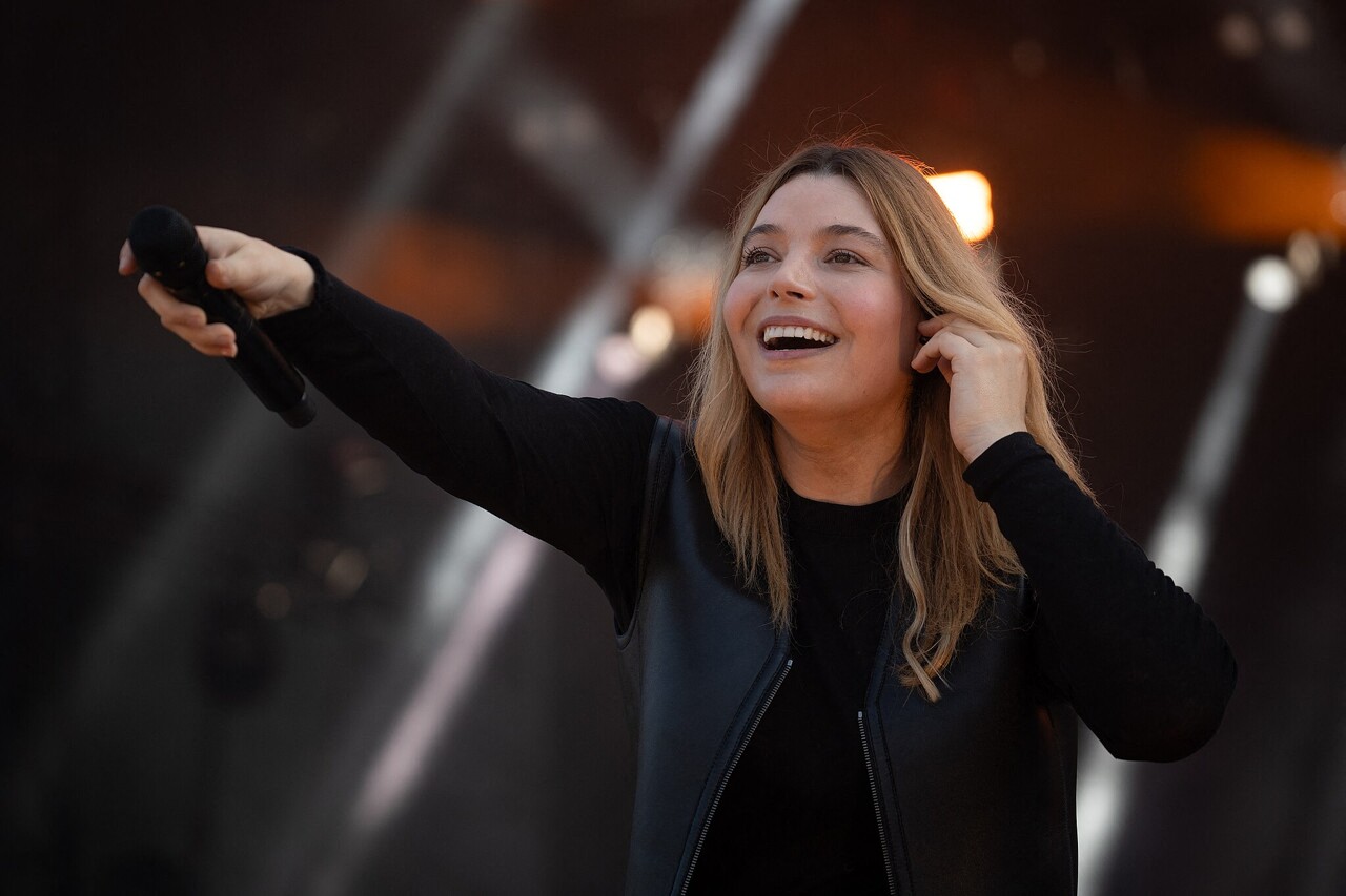 Santa, marraine du Téléthon 2025, fait un don record de 99 999 euros