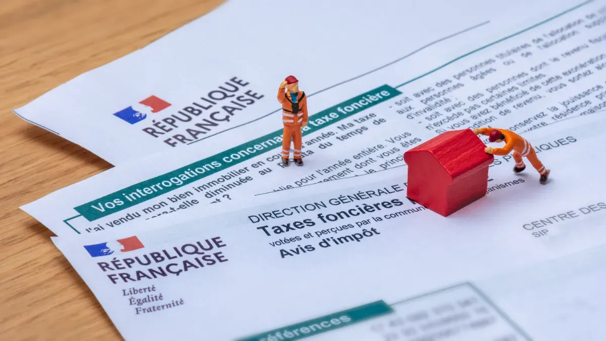 Taxe foncière : la hausse finalement suspendue, le gouvernement émet des réserves.