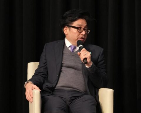 Tom Lee clarifie la controverse sur les prévisions divergentes de Fundstrat concernant le bitcoin