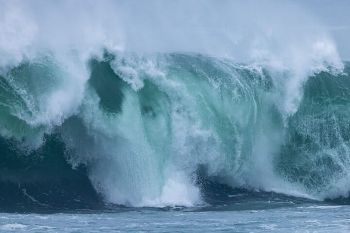 Trois départements de l'Ouest en vigilance orange pour vagues-submersion samedi selon Météo-France