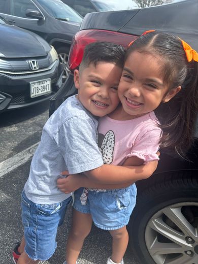 Un accident de la route à Fort Bend, Texas, laisse un garçon de 3 ans orphelin après la mort de ses parents et de sa sœur