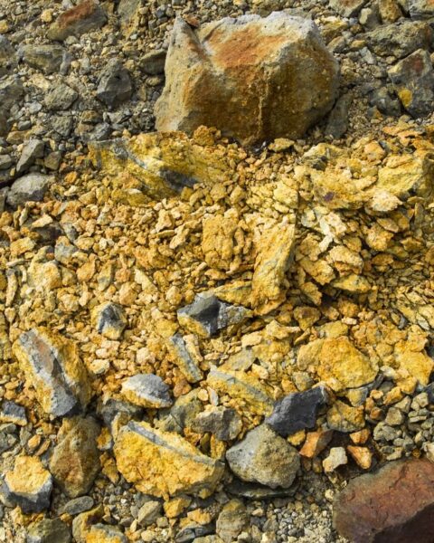 Un nouveau gisement d'or découvert en Iran face à des défis économiques et environnementaux