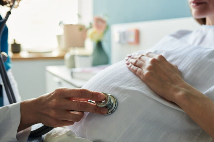 Une femme sur quatre signale des soins irrespectueux en maternité selon une étude nationale