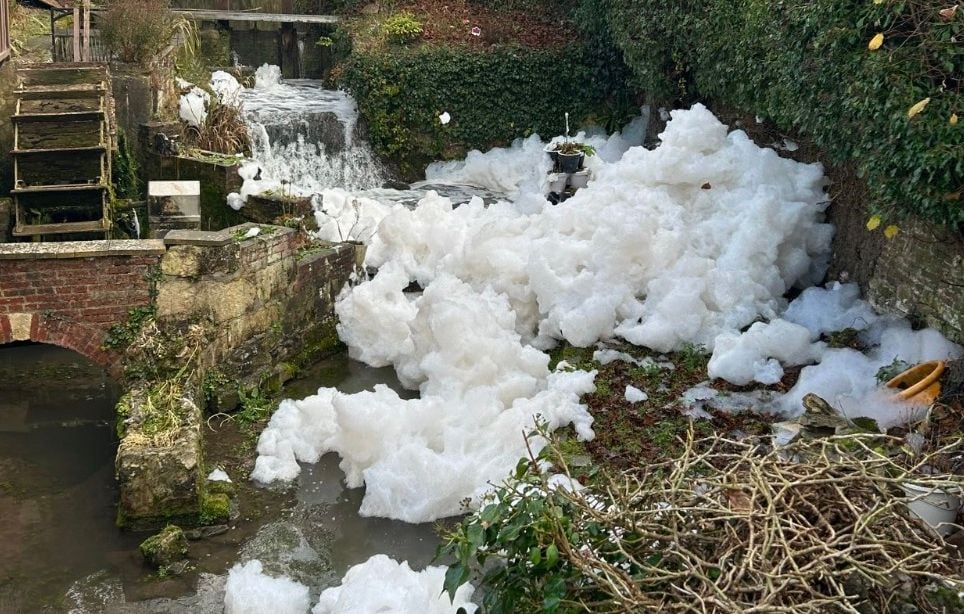 Une mousse blanche inquiète à Avrechy, des analyses sont en cours sur son origine