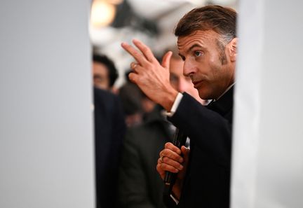 Une vidéo générée par IA sur un faux coup d'État en France inquiète Emmanuel Macron