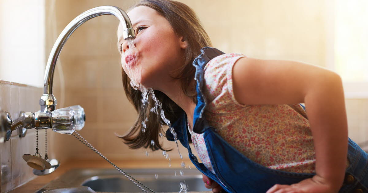 Utiliser de l’eau chaude du robinet pour cuisiner expose à des risques sanitaires