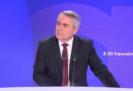 Xavier Bertrand rejette l'idée d'un label d'État pour les médias et refuse de signer la pétition