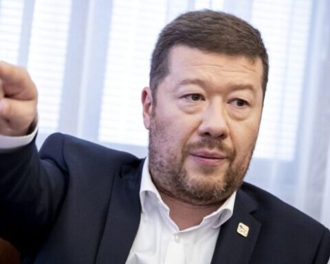 Okamura rejette l’aide militaire à l’Ukraine dans son message du Nouvel An