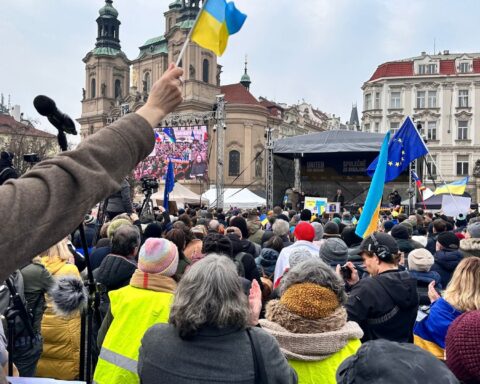 Une polémique politique autour du drapeau ukrainien sur le pont Charles à Prague