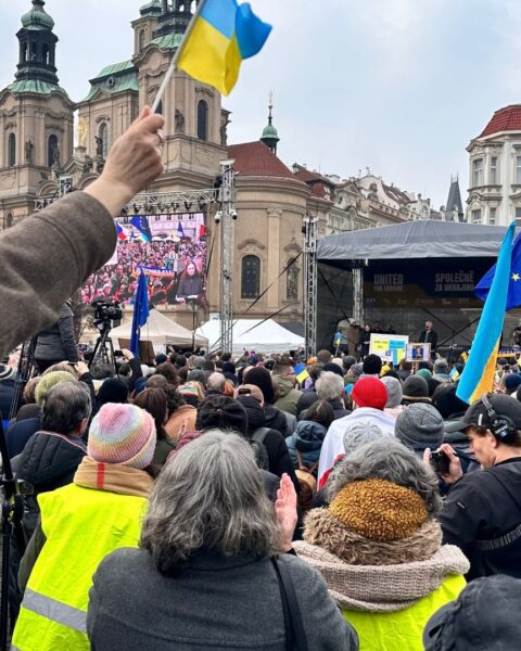 Une polémique politique autour du drapeau ukrainien sur le pont Charles à Prague