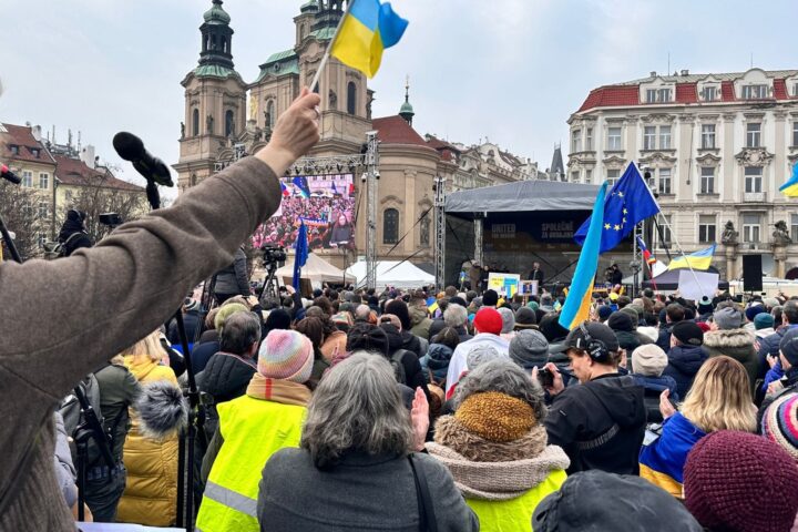 Une polémique politique autour du drapeau ukrainien sur le pont Charles à Prague