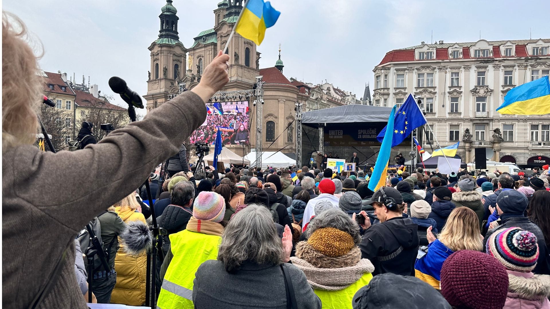 Une polémique politique autour du drapeau ukrainien sur le pont Charles à Prague