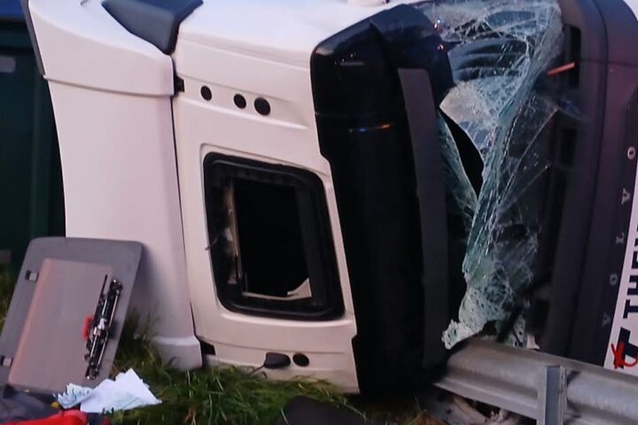Accident à Cernans : un poids lourd se couche, le conducteur indemne