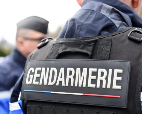 Agression au couteau devant un supermarché à Bracon, les suspects en fuite