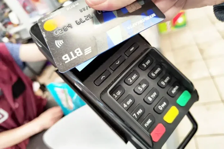 Alerte sur un détail concernant les terminaux de paiement : l'escroquerie au sans contact en forte augmentation.