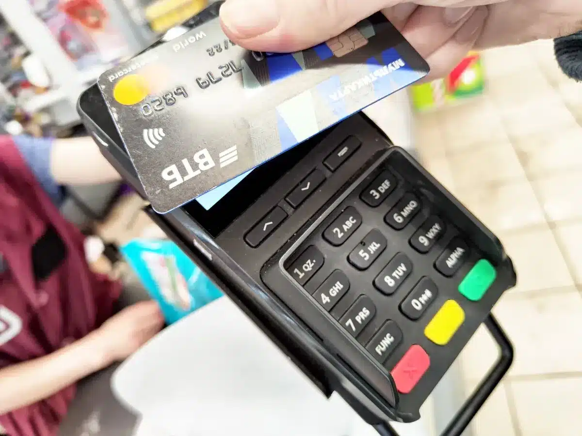 Alerte sur un détail concernant les terminaux de paiement : l'escroquerie au sans contact en forte augmentation.