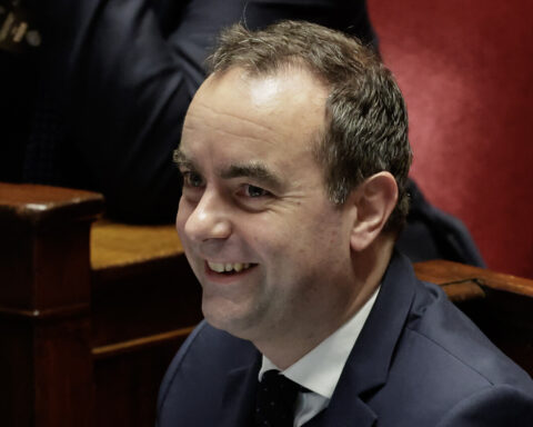 Budget 2026 : Sébastien Lecornu survit à la première motion de censure, un nouveau 49.3 annoncé