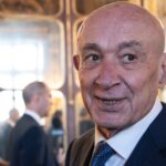 Claude Malhuret critique la politique extérieure de Trump : « celle d’un enfant de 4 ans »