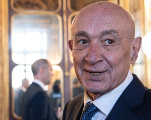 Claude Malhuret critique la politique extérieure de Trump : « celle d’un enfant de 4 ans »