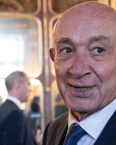 Claude Malhuret critique la politique extérieure de Trump : « celle d’un enfant de 4 ans »