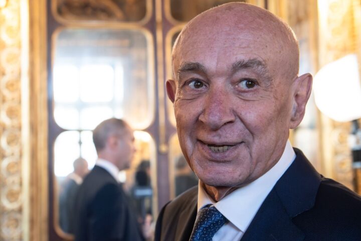 Claude Malhuret critique la politique extérieure de Trump : « celle d’un enfant de 4 ans »