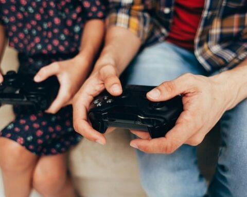 Comment les jeux vidéo deviennent des espaces de dialogue familial et de transmission culturelle