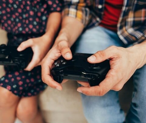 Comment les jeux vidéo deviennent des espaces de dialogue familial et de transmission culturelle
