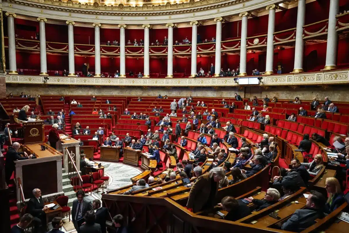 Coup de théâtre à l’Assemblée : le gouvernement met fin aux débats cruciaux sur le budget 2026.