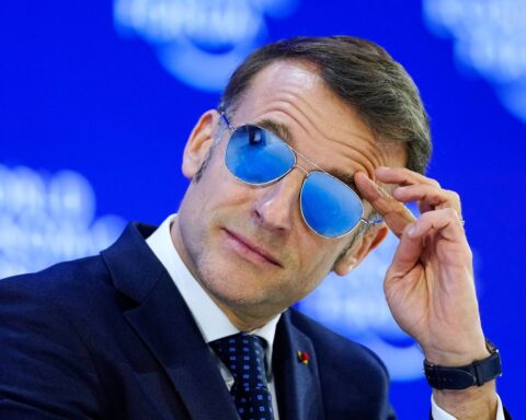 Davos : Macron voit sa cote de confiance augmenter après un discours ferme contre Trump