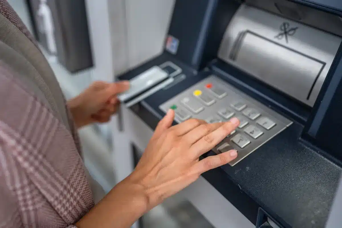 Disparition des distributeurs : ces 3 banques françaises opèrent des changements majeurs, une nouveauté inattendue pour 2026.