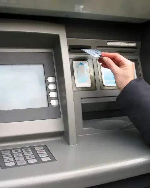 Distributeurs de billets : une nouvelle obligation qui transforme l'expérience des clients bancaires.