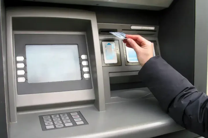 Distributeurs de billets : une nouvelle obligation qui transforme l'expérience des clients bancaires.